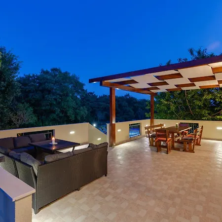 Holiday House With Heated Pool In A Rural Setting *