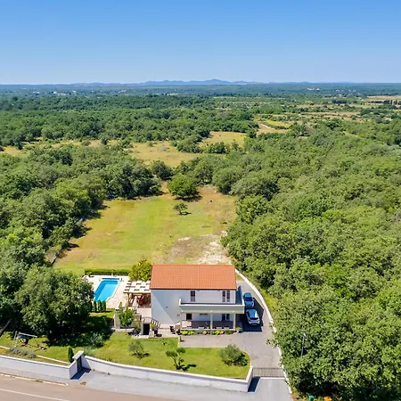 Holiday House With Heated Pool In A Rural Setting