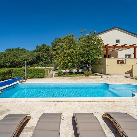 Holiday House With Heated Pool In A Rural Setting 펜션