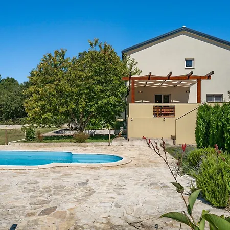Holiday House With Heated Pool In A Rural Setting 펜션 *
