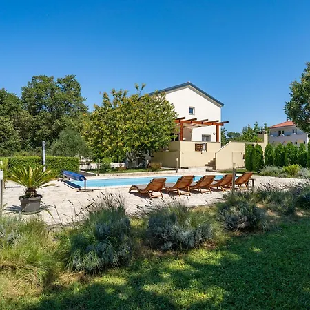Holiday House With Heated Pool In A Rural Setting 펜션