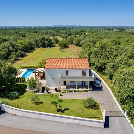 Holiday House With Heated Pool In A Rural Setting *