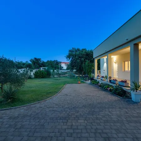 Holiday House With Heated Pool In A Rural Setting 펜션