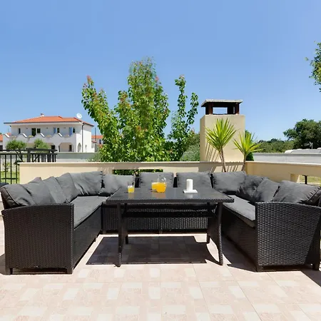 Holiday House With Heated Pool In A Rural Setting 펜션 *