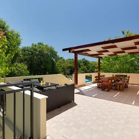 Holiday House With Heated Pool In A Rural Setting 펜션