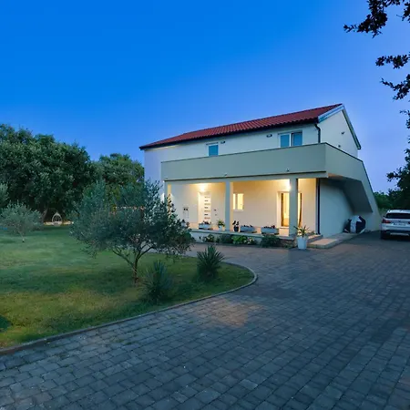 Holiday House With Heated Pool In A Rural Setting 펜션 Poljica (Zadar)