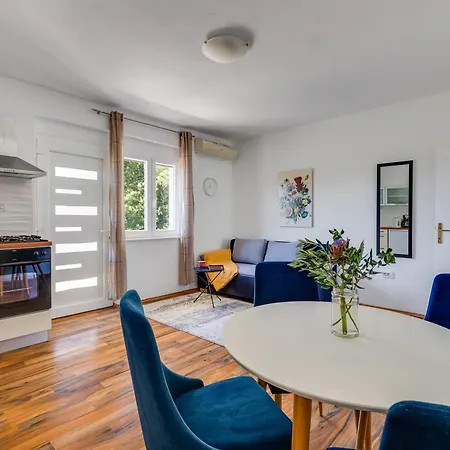 펜션 Holiday House With Heated Pool In A Rural Setting Poljica (Zadar)